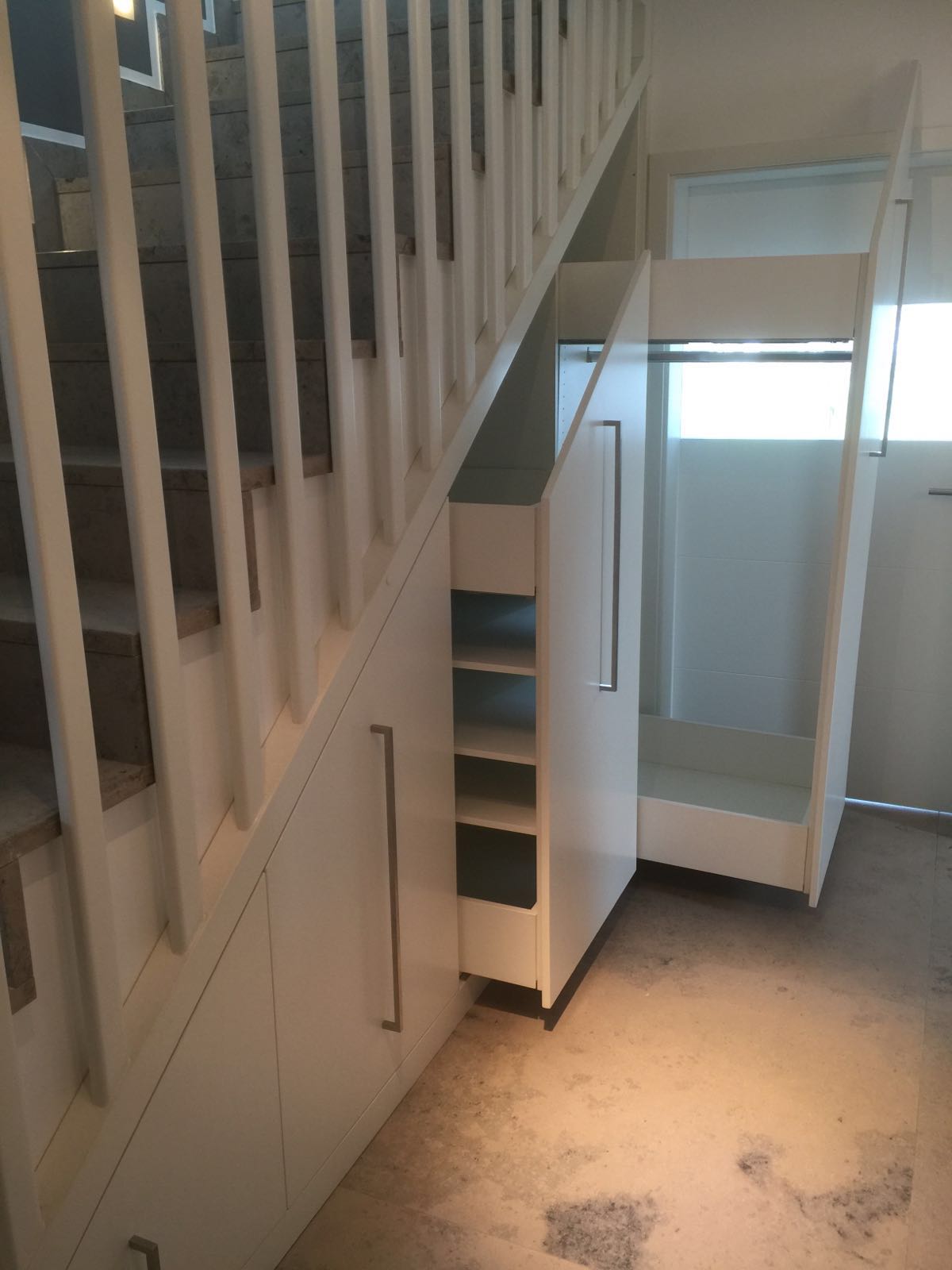 Einbauschrank unter der Treppe